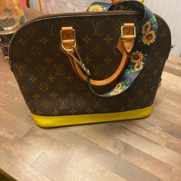 Authentic Alma hand painted custom bottom 💛🌻 - Picture 2 of 3